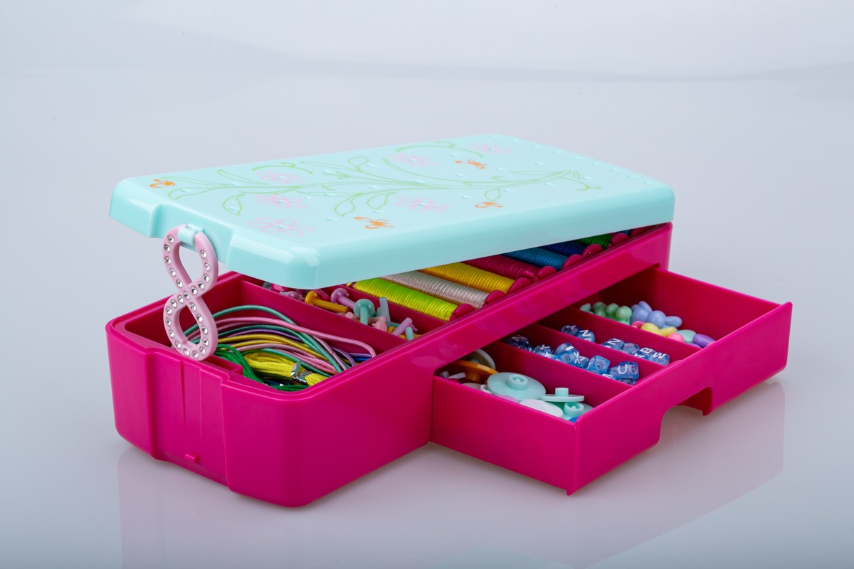 Bracelet-making kit organizer case with peg-board lid